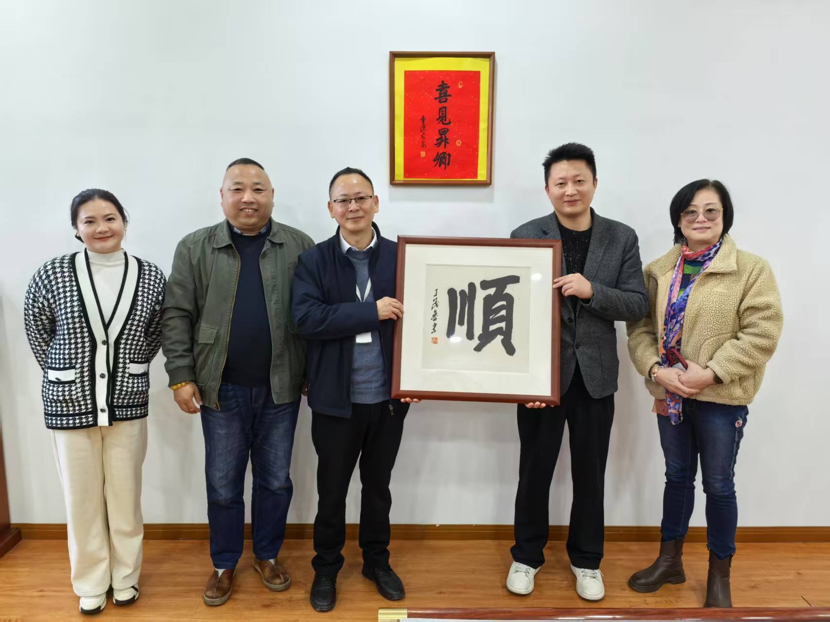 商達公用集團與龍?zhí)锕?、浙江濟寧商會共商合?>
                    </p>
                    <div   id=